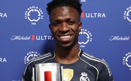Vini Jr com o prêmio de melhor jogador contra o RB Salzburg