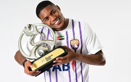 Jonatas Santos com o troféu da Champions League da Ásia conquistado pelo Al-Ain