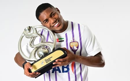 Jonatas Santos com o troféu da Champions League da Ásia conquistado pelo Al-Ain