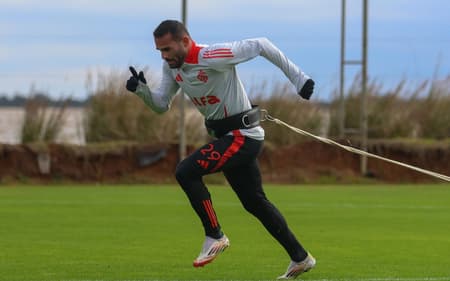 Thiago Maia, volante do Internacional no CT Parque Gigante