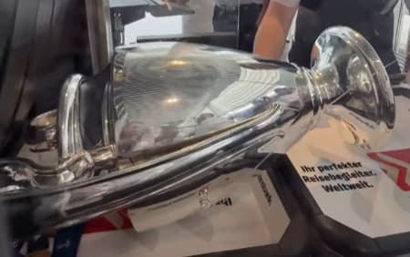 Taça da Champions League conquistada pelo PSG passa por raiox no aeroporto (Foto: Reprodução/PSG)