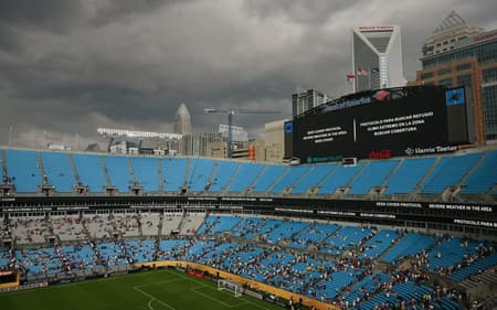 Telão do Bank of America Stadium alerta para risco de tempestade no jogo entre Benfica e Chelsea, pelo Mundial