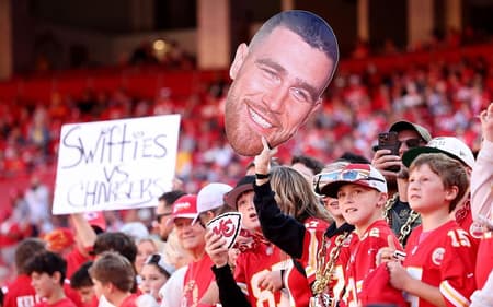 Travis Kelce exaltado pela torcida do Kansas City Chiefs da NFL