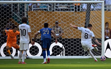 Valverde em cobrança de pênalti defendida por Bono no duelo entre Real Madrid e Al-Hilal, pelo Mundial de Clubes