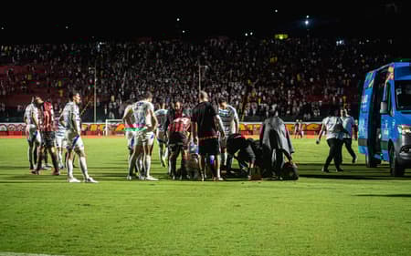Ambulância atende Jamerson no gramado do Barradão (Foto: Victor Ferreira / EC Vitória)