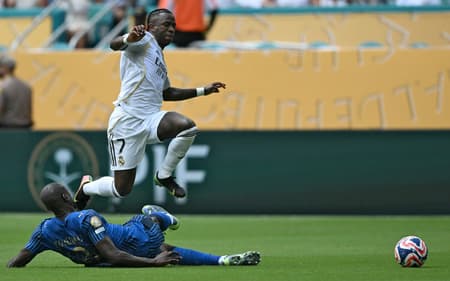 Vini Jr disputa bola com Koulibaly em Real Madrid x Al-Hilal, pelo Mundial de Clubes