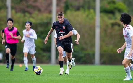 Matheus Sávio em partida pelo Urawa Reds