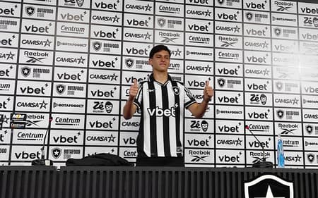 Álvaro Montoro foi apresentado pelo Botafogo (Foto: Leonardo Bessa/Lance!)