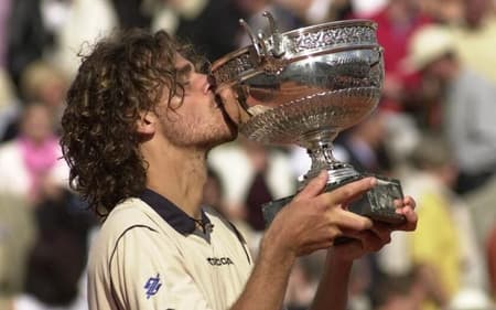 Guga beija o troféu de Roland Garros em 2000 (Divulgação)