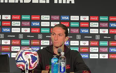 Filipe Luís em entrevista antes da estreia do Mundial (Foto: Lucas Bayer / Lance!)