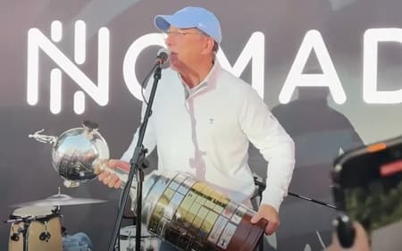 John Textor com o troféu da Libertadores 2024 (Foto: Reprodução/X)