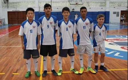 Adam Bell com a camisa número 4, durante intercâmbio no Brasil, treinando futsal no Colégio Santa Cecília (Foto: Colégio Santa Cecília/Divulgação)