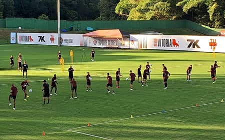 Jogadores fazem atividade em dupla no treino do Vitória (Foto: Rafael do Carmo / Lance!)