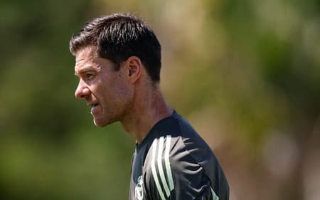 Xabi Alonso observa treino do Real Madrid às vésperas da estreia no Mundial de Clubes