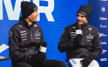 Alex Albon e Carlos Sainz em evento da Williams (Foto: reprodução/Williams)