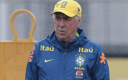 Ancelotti durante treino do Brasil no Centro de Treinamento CT Joaquim Grava