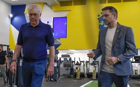 Carlo Ancelotti e Rodrigo Caetano no Centro de Excelência, na Granja Comary, em Teresópolis