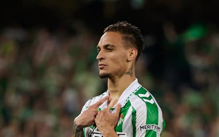 Antony comemorando gol pelo Real Bétis