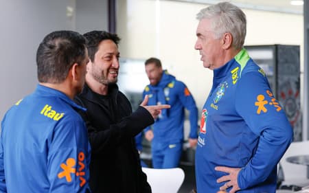 Arthur Elias e Ancelotti conversam no CT do Corinthians. (Foto: Rafael Ribeiro)