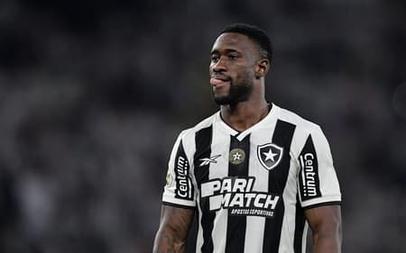 Bastos ainda não teve sequência pelo Botafogo em 2025 (Foto: Thiago Ribeiro/AGIF)