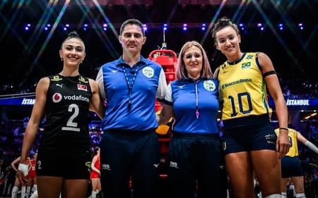 Gabi Guimarães com técnicos e capitã da Turquia (Foto: Divulgação / VNL)