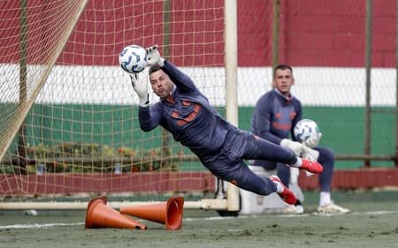 Fábio em treino do Fluminense (Foto: Lucas Merçon/FFC)