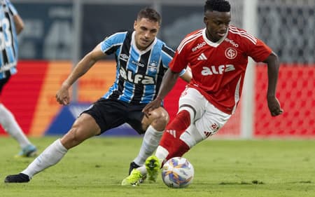 Christian, do Grêmio, disputa lance com Carbonero, do Internacional, no primeiro jogo da final do Gauchão 2025