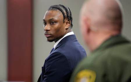 Henry Ruggs, ex-wide receiver da NFL, preso indo para o tribunal, usando um terno
