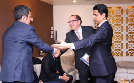 John Textor e Nasser Nasser Al-Khelaïfi juntos em jogo do PSG (Foto: Reprodução/Redes sociais)