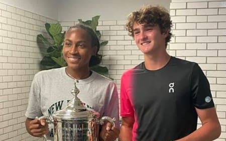 João Fonseca e Coco Gauff em 2023, com os troféus do US Open