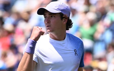 João Fonseca comemora ponto na vitória sobre Bergs em Eastbourne (Divulgação)
