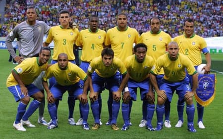 Considerada uma das gerações mais talentosas da Seleção Brasileira, o grupo de 2006 estreou no Mundial sendo um dos favoritos ao título e levou a fama até o dia 1º de julho, quando foi eliminado pela França com o placar de 1 a 0, e repetiu a triste história da final de 1998. Dos jogadores que defenderam as cores verde e amarela, poucos ainda seguem atuando. Um dos últimos, Kaká, eleito o melhor jogador do mundo em 2007, anunciou sua aposentadoria em dezembro passado após defender o Orlando City durante dois anos. Seguindo os passos do meia, Cicinho deixou as chuteiras penduradas na casa do Brasiliense e foi até o Morumbi comunicar o fim de sua carreira dentro das quatro linhas do gramado nesta semana. Bateu saudade? Veja onde estão os jogadores que defenderam o Brasil na Copa do Mundo de 2006.