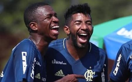 Vinicius Júnior, Rodinei e Rafael Vaz brincam em treino