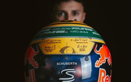 Isack Hadjar homenageia Ayrton Senna em seu capacete para o GP de Mônaco (Foto: Reprodução/Instagram)