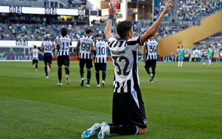 Jair Cunha agradece aos céus; Botafogo vence na estreia