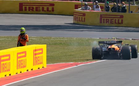 Lando Norris, da McLaren, abandonou a corrida no GP do Canadá pela F1 2025 (Foto: SHAWN THEW / POOL / AFP)