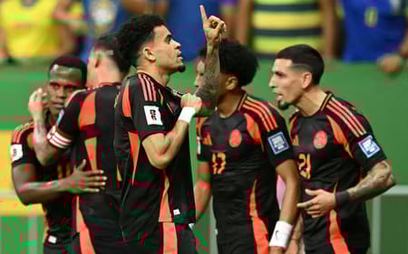 Luis Díaz comemora seu gol no jogo da Colômbia contra o Brasil