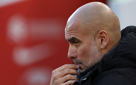 Pep Guardiola, técnico do Manchester City, à beira do campo na derrota de 2 a 0 para o Liverpool, pela 13ª rodada da Premier League (Foto: Adrian Dennis / AFP)