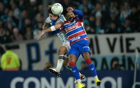 Marinho, do Fortaleza, disputa bola com jogador do Racing (Foto: Juan Mabromata/AFP)
