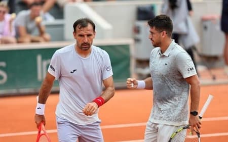 Orlando Luz (e) e o croata Ivan Dodig (Cedric Lecocq / FFT)
