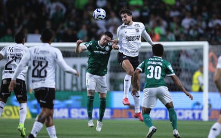 Anibal Moreno, jogador do Palmeiras, disputa lance com Pedro Raul, do Ceará, no Allianz Parque, pela Copa do Brasil