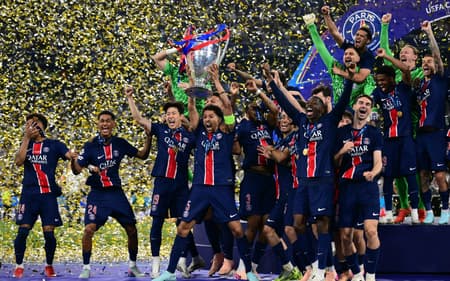 Jogadores do PSG comemoram título da Champions League