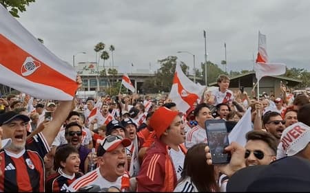 Torcida do River Plate faz fezta na esplanada em frente ao Rose Bowl