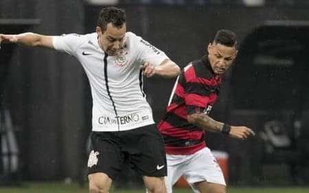 Rodriguinho e Neílton disputam bola em Corinthians x Vitória, pelo Brasileirão 2017 Foto: Divulgação