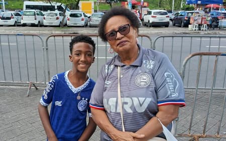 Tia e sobrinho, torcedores do Bahia, acompanham jogo do Bahia feminino na Fonte Nova. (Foto: Rafael Carvalho)