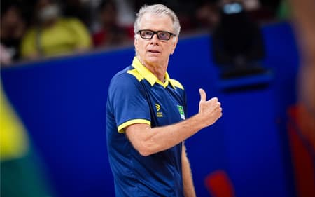 Bernardinho, o técnico da Seleção Brasileira, na quadra (Foto: FIVB)