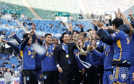 Treinador, comissão técnica e jogadores comemoram título