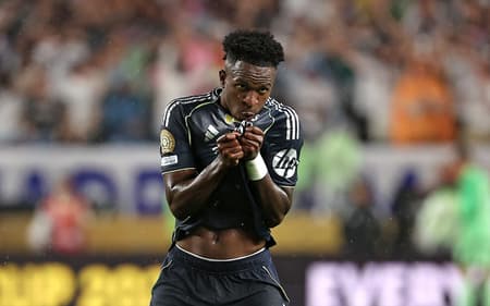 Vinicius Junior comemora seu gol no jogo do Real Madrid contra o Salzburg pelo Mundial de Clubes
