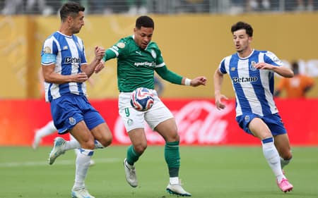 Vitor Roque em ação no jogo do Palmeiras contra o Porto