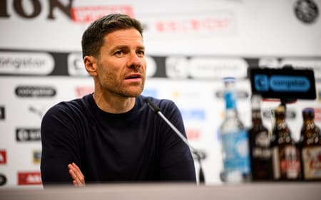 Xabi Alonso em coletiva de imprensa pelo Bayer Leverkusen